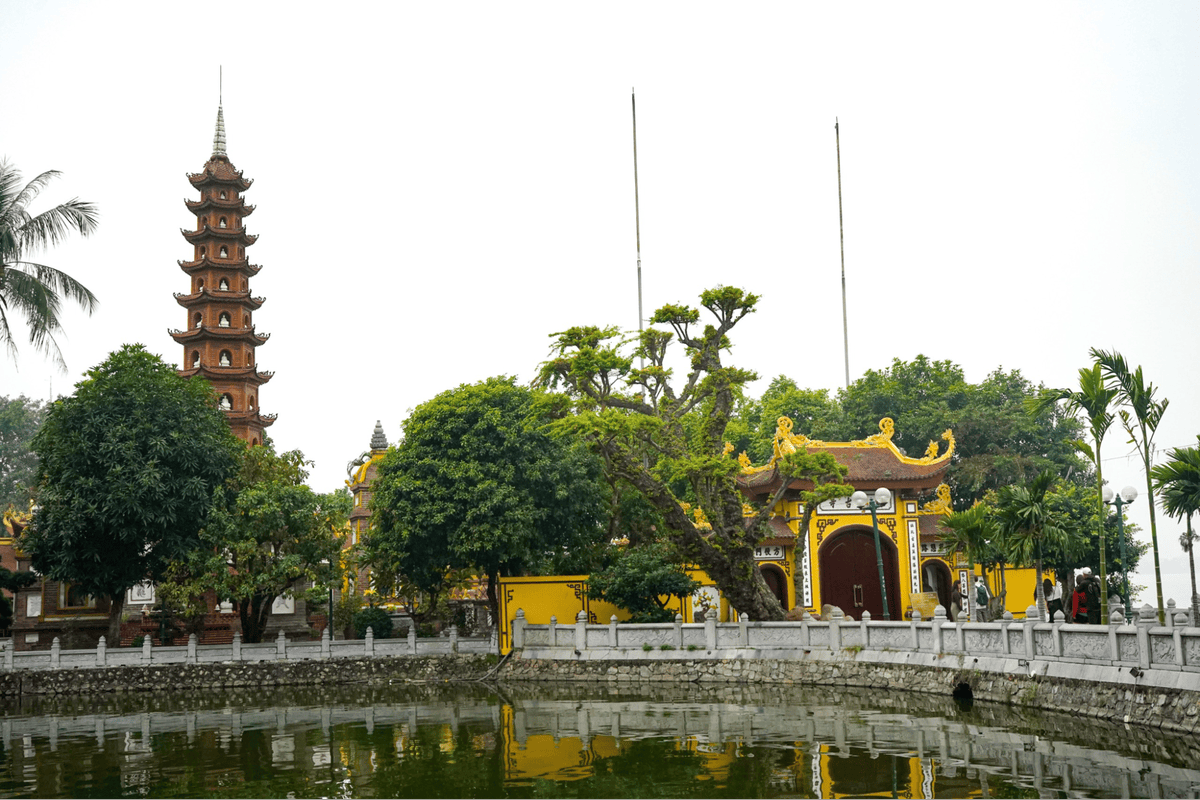 Tran Quoc Pagoda in Hanoi (soucre: Travellive)