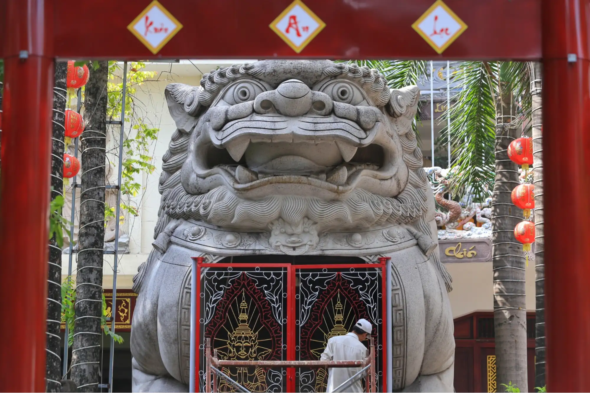 Qilin is seen as guardians in front of temples or tombs (source: Thanh Nien news)