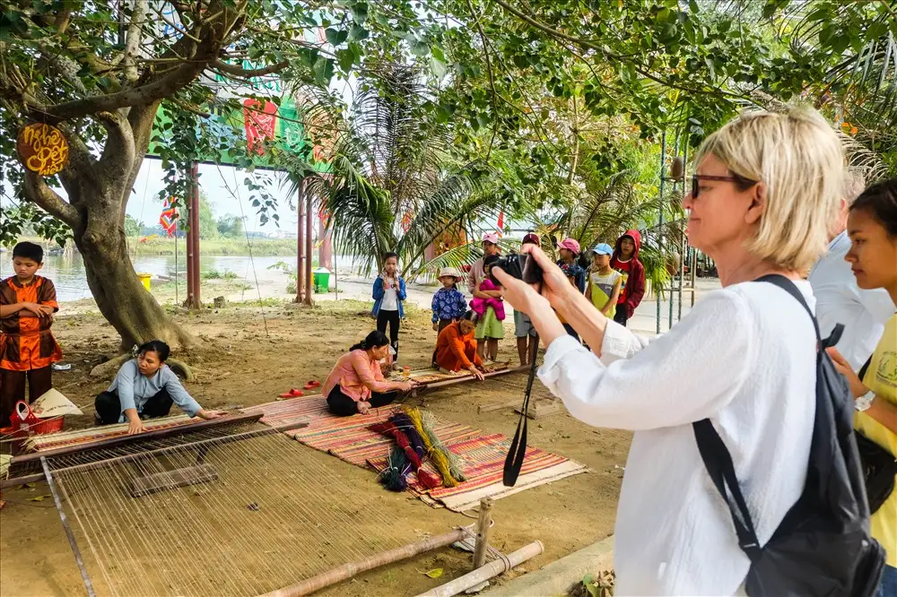 Kim Bong Traditional Craft Village Festival: echoes of our forefathers' chisels
