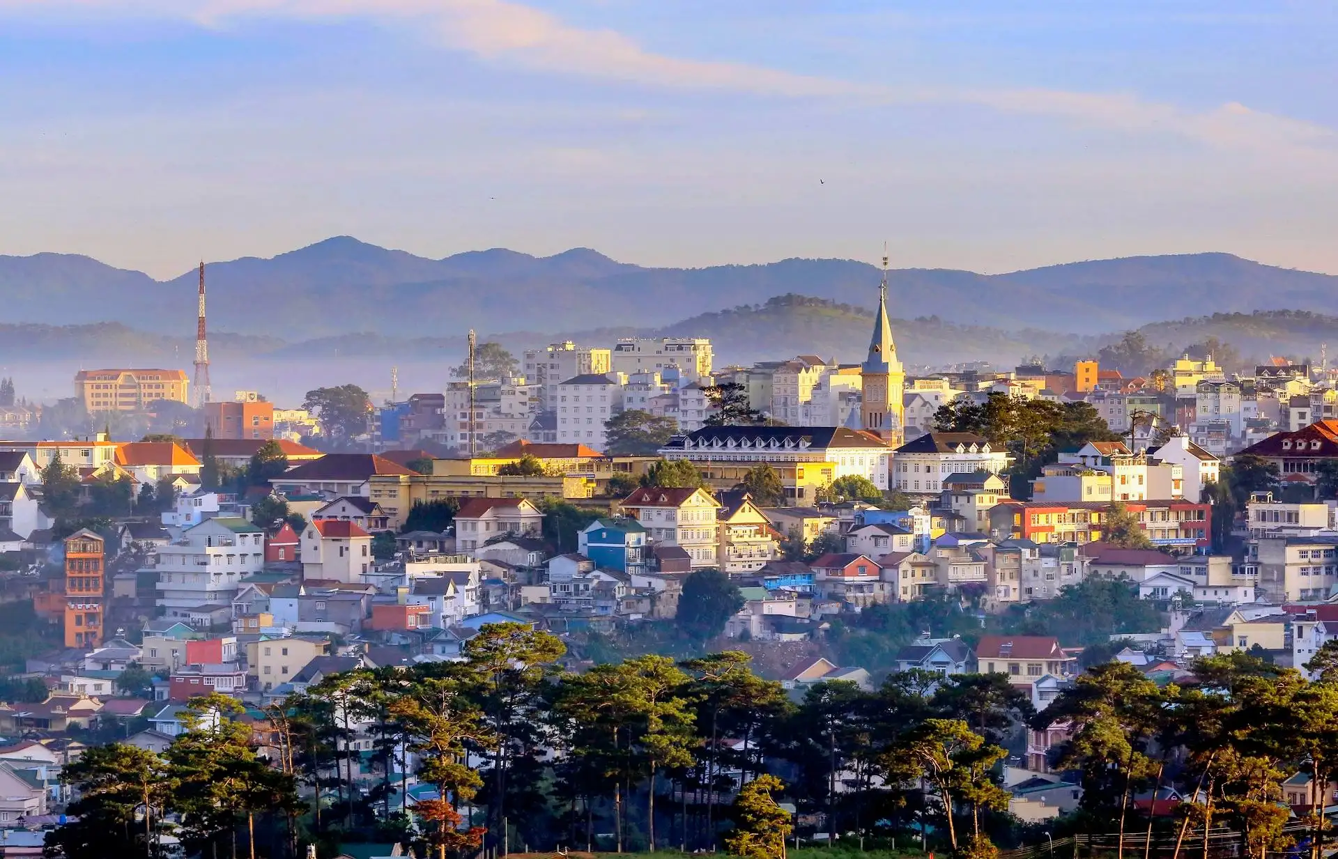 Similarities and differences between Da Lat and Hoi An