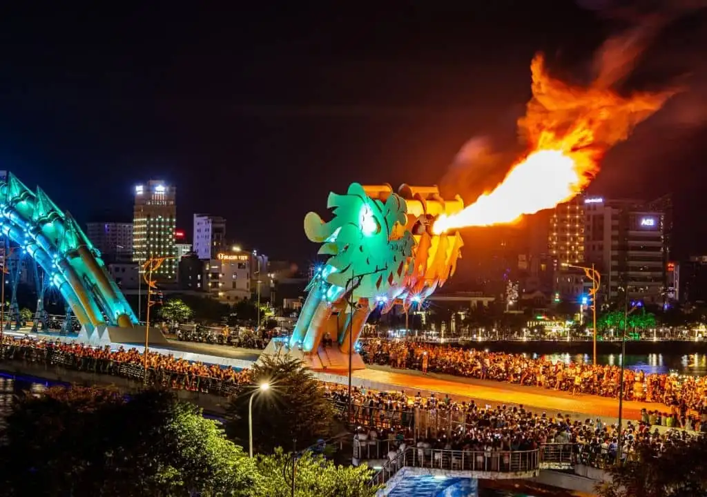 Many people are interested in fire shows of Dragon Bridge (source: FVG travel)