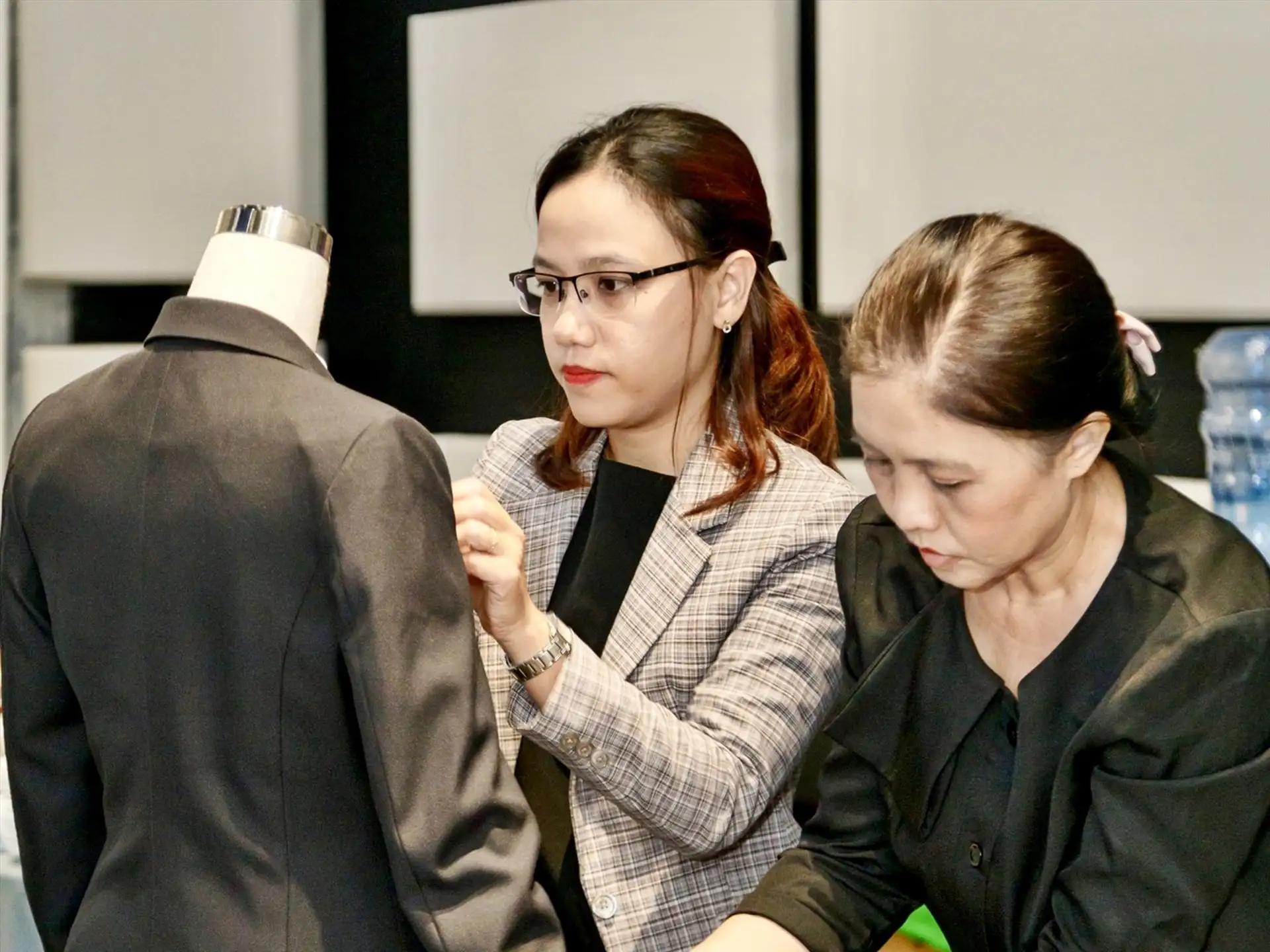 Fittings and adjustments until it’s flawless (source: Bao Da Nang)