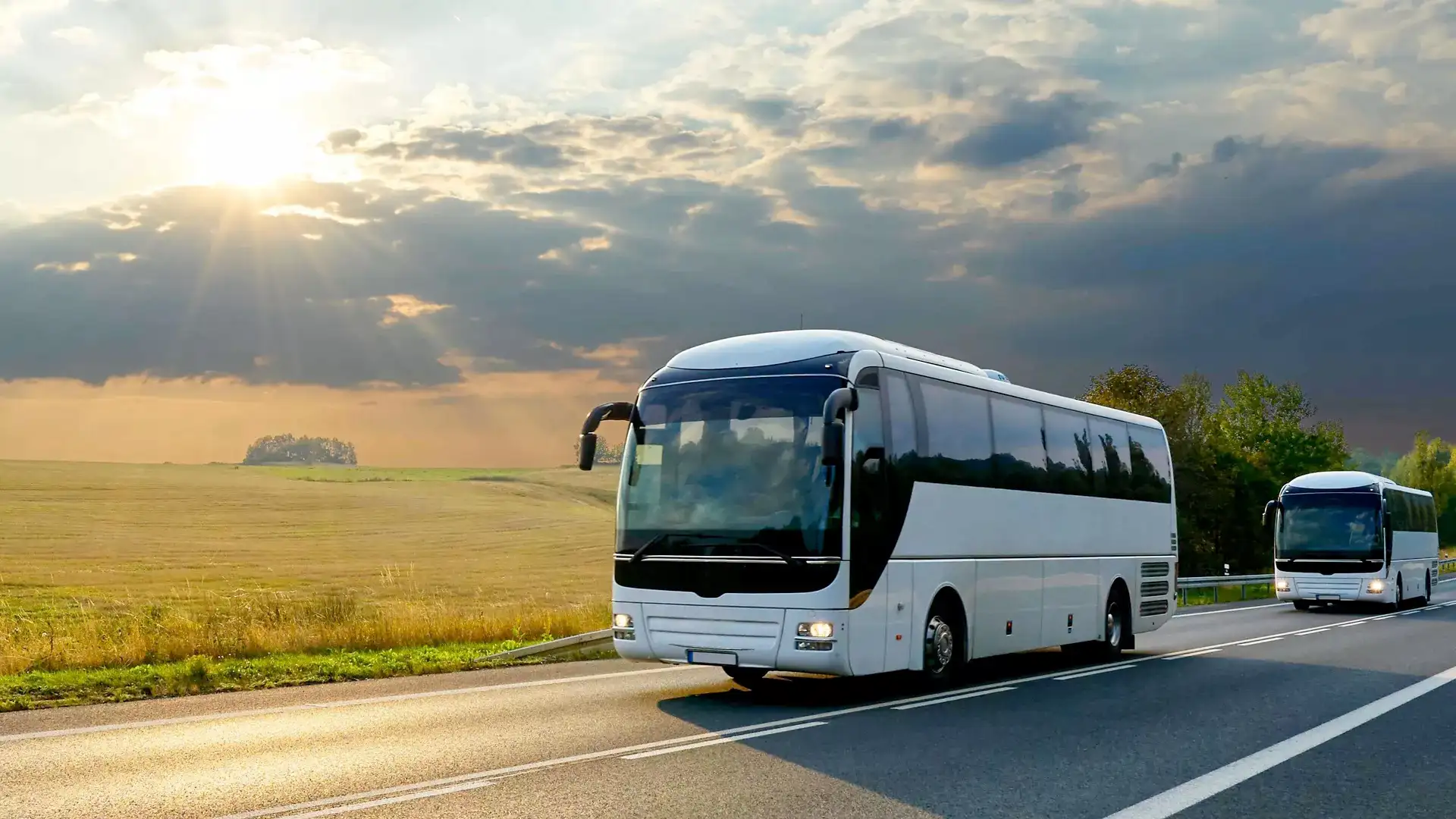 Traveling from Hue to Hoi An by tourist bus (source: Chitwan tourism)