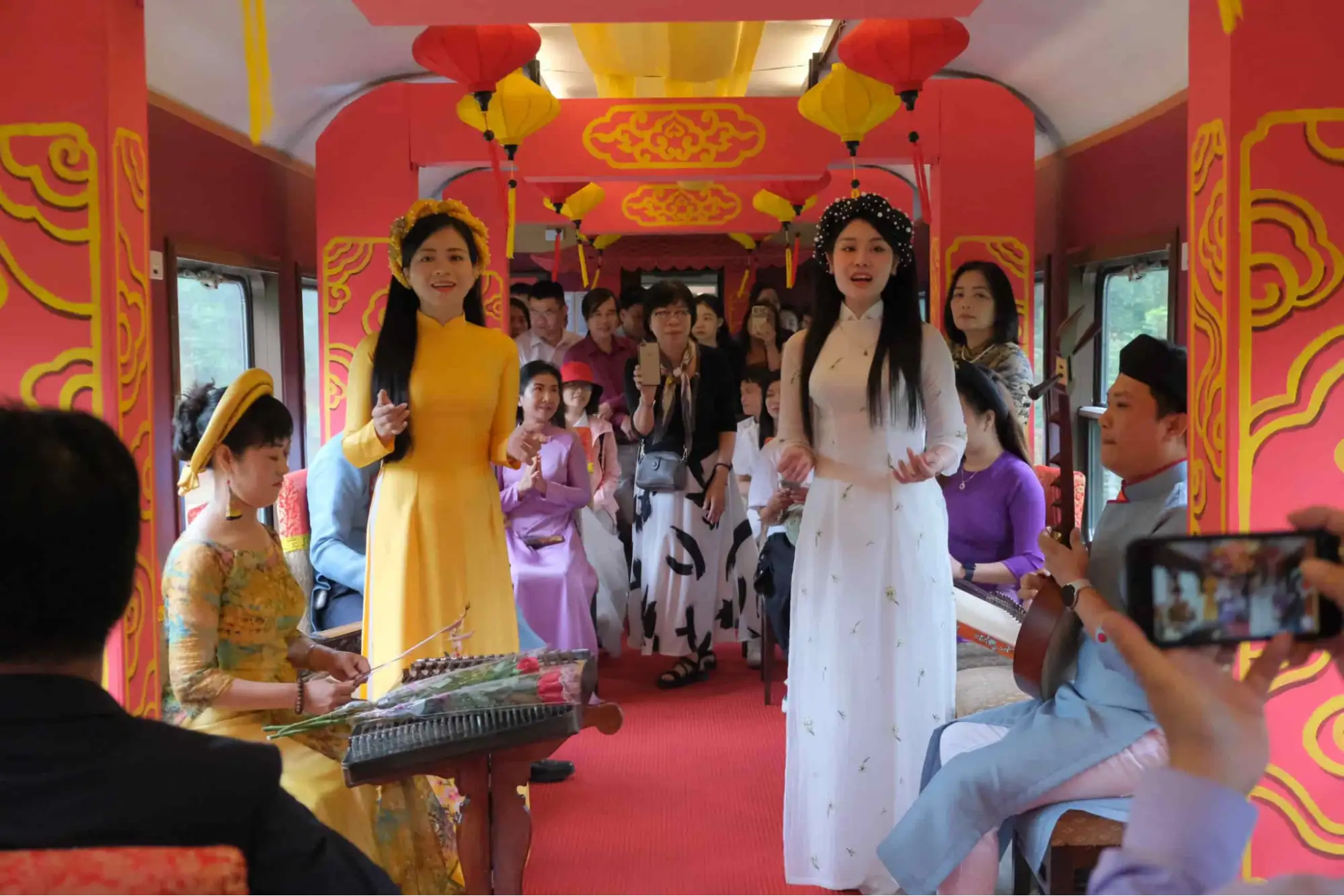 You can relax in an elegant, cultural atmosphere with gentle Hue music playing in the background (source: Bao Lao Dong)