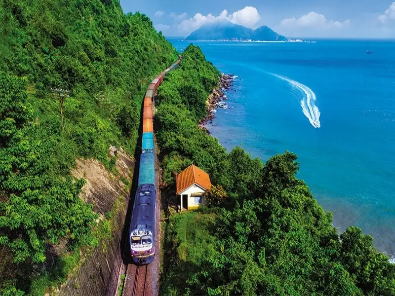 Is there a direct train from Ninh Binh to Hoi An?