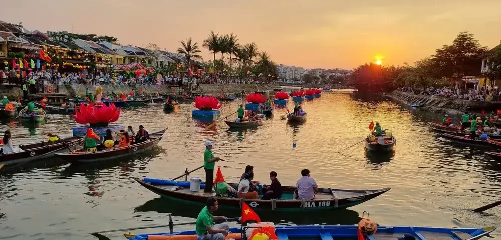 Rowing into the glow of Sunset Hoi An, one peaceful moment at a time (source: Bao Tien Phong)