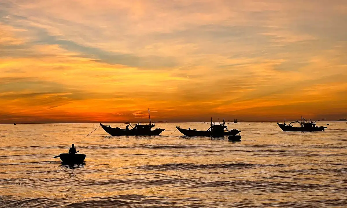Waking up early to catch the first light at Binh Minh Beach (source: VnExpress)