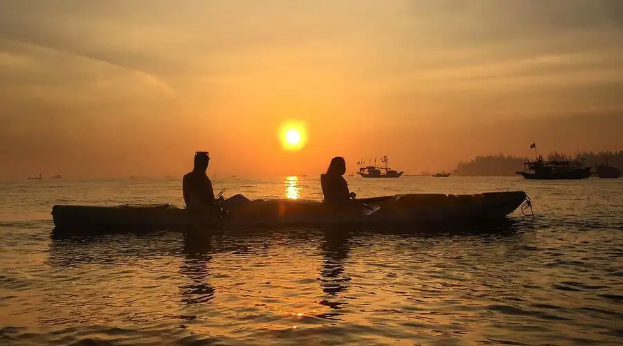 A calm ride on the Thu Bon River as sunset Hoi An lights up the water (source: Trekking - Camping)