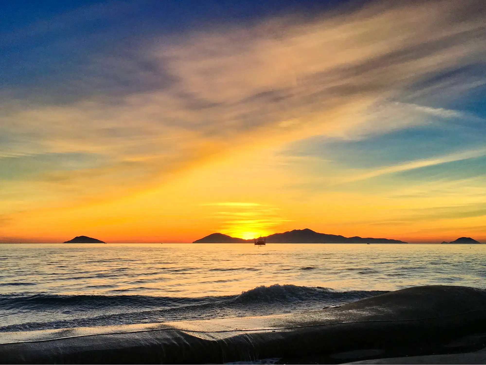 Watching the sunset by Cua Dai beach (source: Tico Travel)