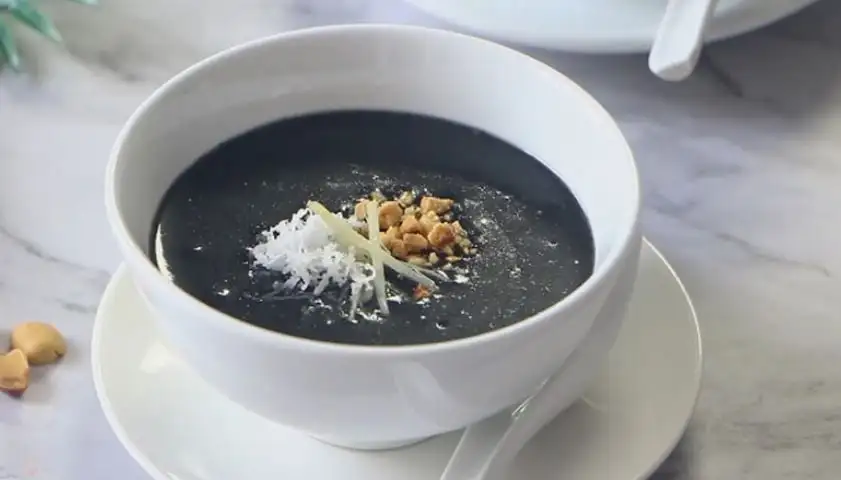 Eating Black sesame soup in Hoi An central market