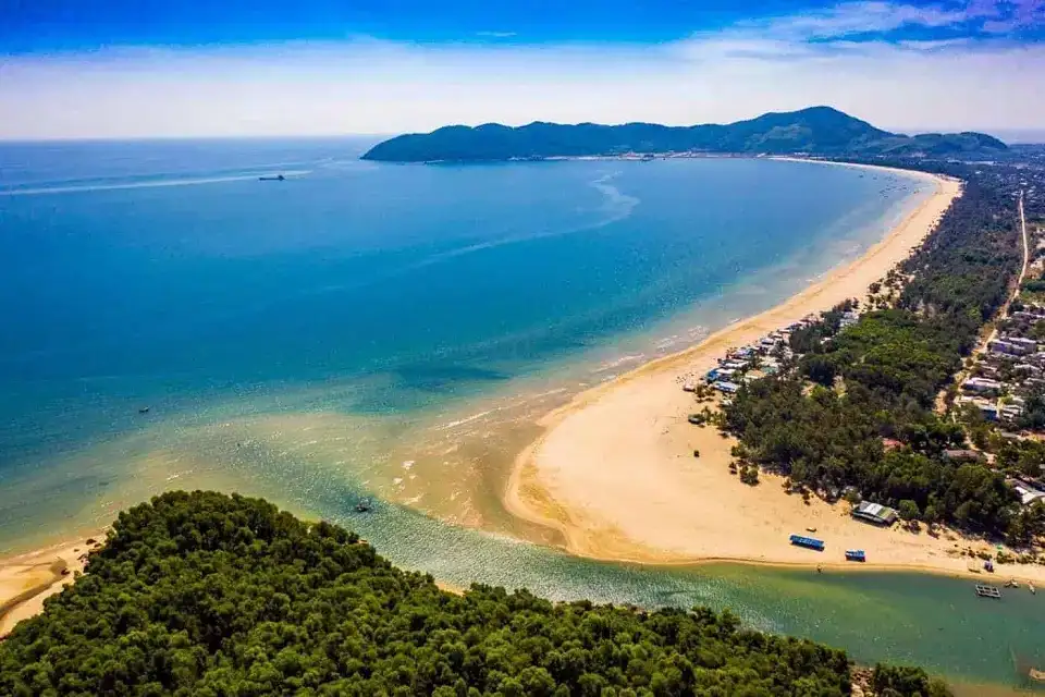Canh Duong beach (source: Traveloka)