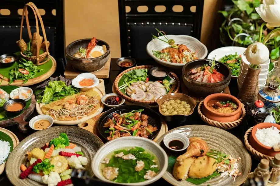 Central Vietnam's cuisine is a unique blend of bold flavors, fresh ingredients, and diverse cooking techniques (source: Vietnam original travel)