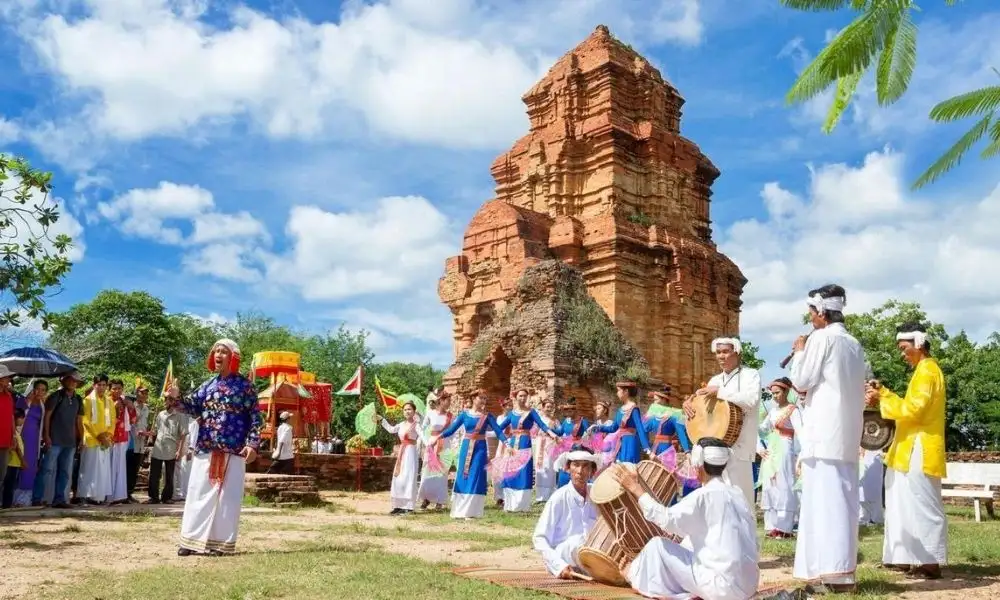 During the event, visitors can witness traditional rituals, make offerings, and enjoy Cham dance performances and music (source: Xanh SM)