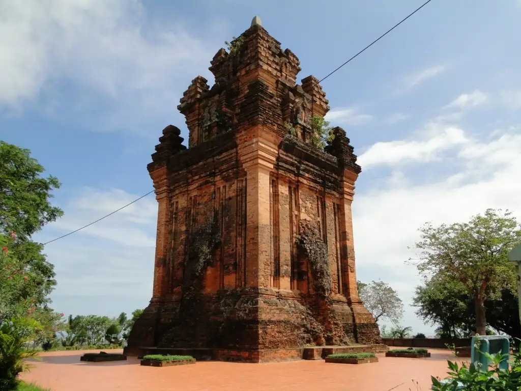 Explore the architectural beauty of Nhan Tower (source: chudu24)