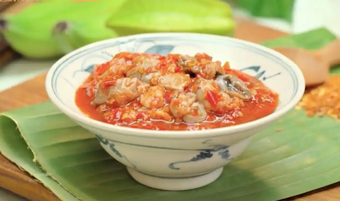 Famous Lang Co clam sauce( source: Nha hang con toc)