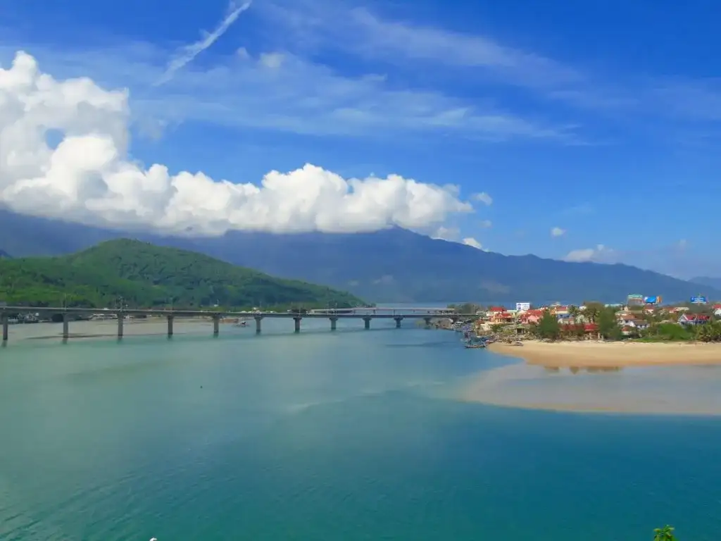 Lang Co beach (source: Ca Hue tren song Huong)