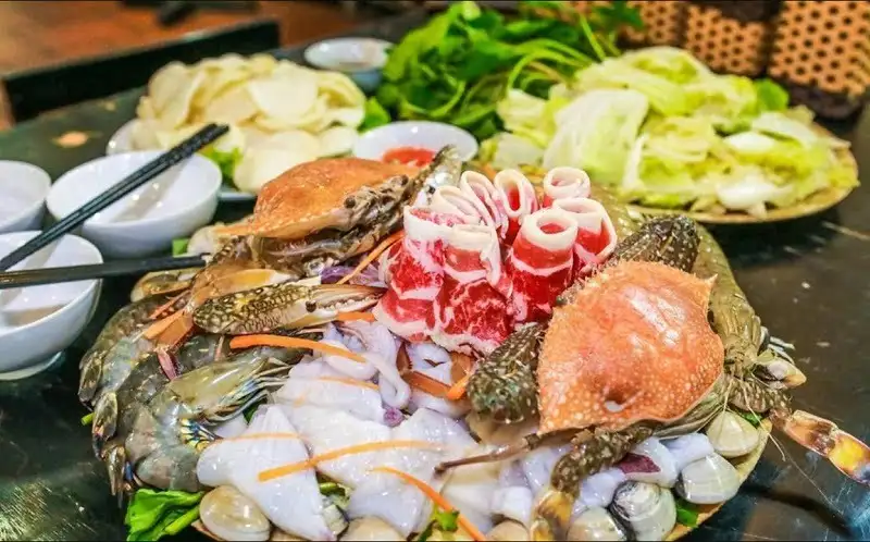 Lang Co seafood hotpot (source: Sinh tour)