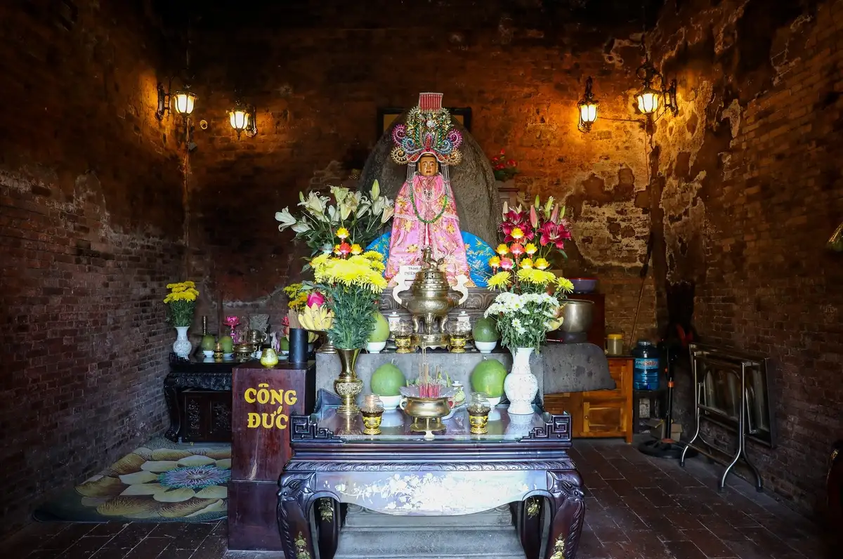 The inside is dim, with narrow windows that let soft light in, creating a peaceful and mystical feeling (source: iViVu)