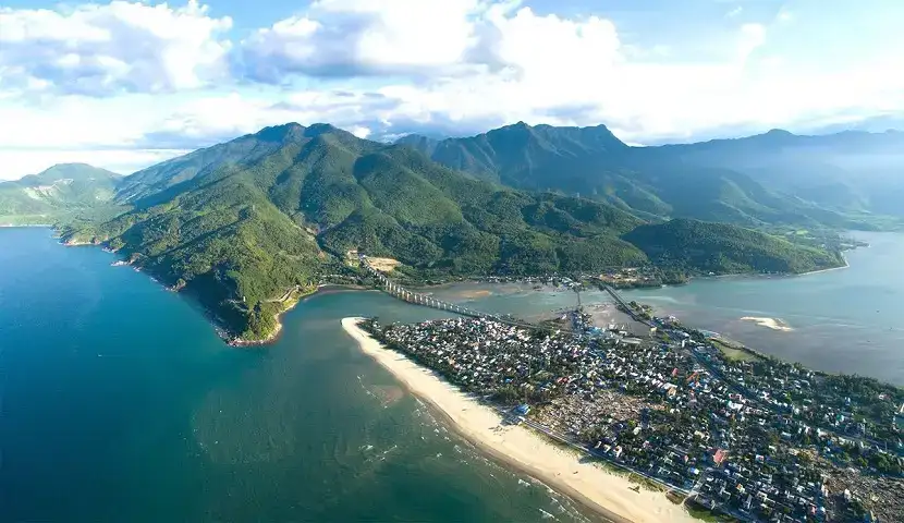 Travel tips for visiting Lang Co bay (source: Izitour)