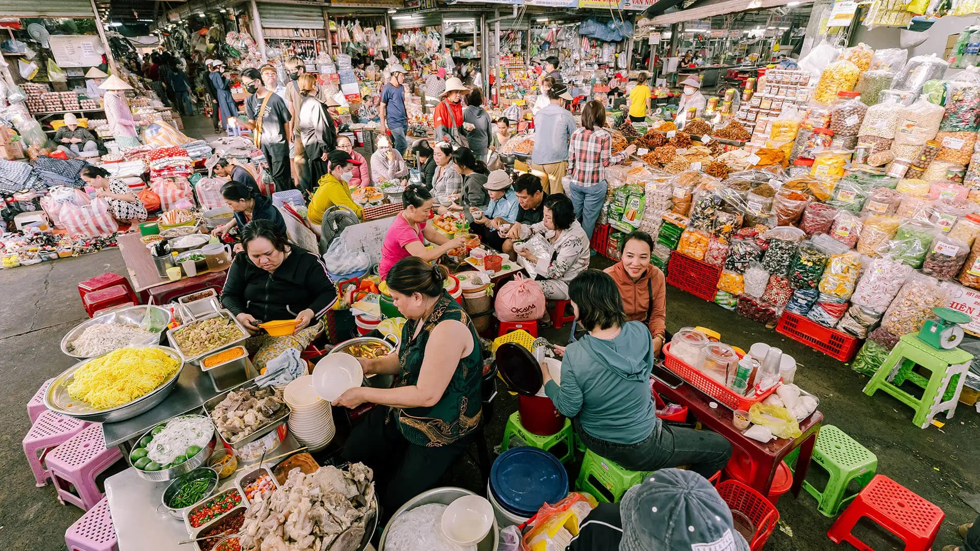 Shopping & dining tips at Con Market (source: Adventure Journey Vietnam)