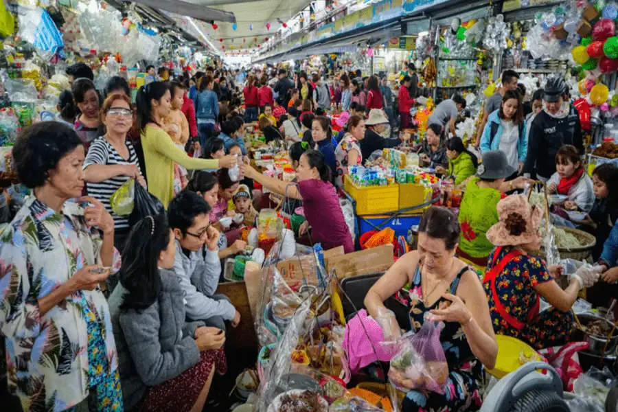 Vibrant atmosphere at Han Market (source: Vinwonder)