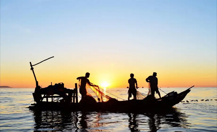 Visitors experiencing the daily life of a fisherman and learning about their way of life
