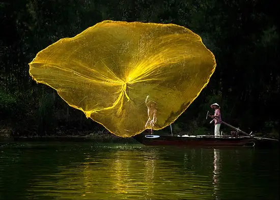 Witnessing the unique “flower”, a traditional cultural performance of coastal villages.
