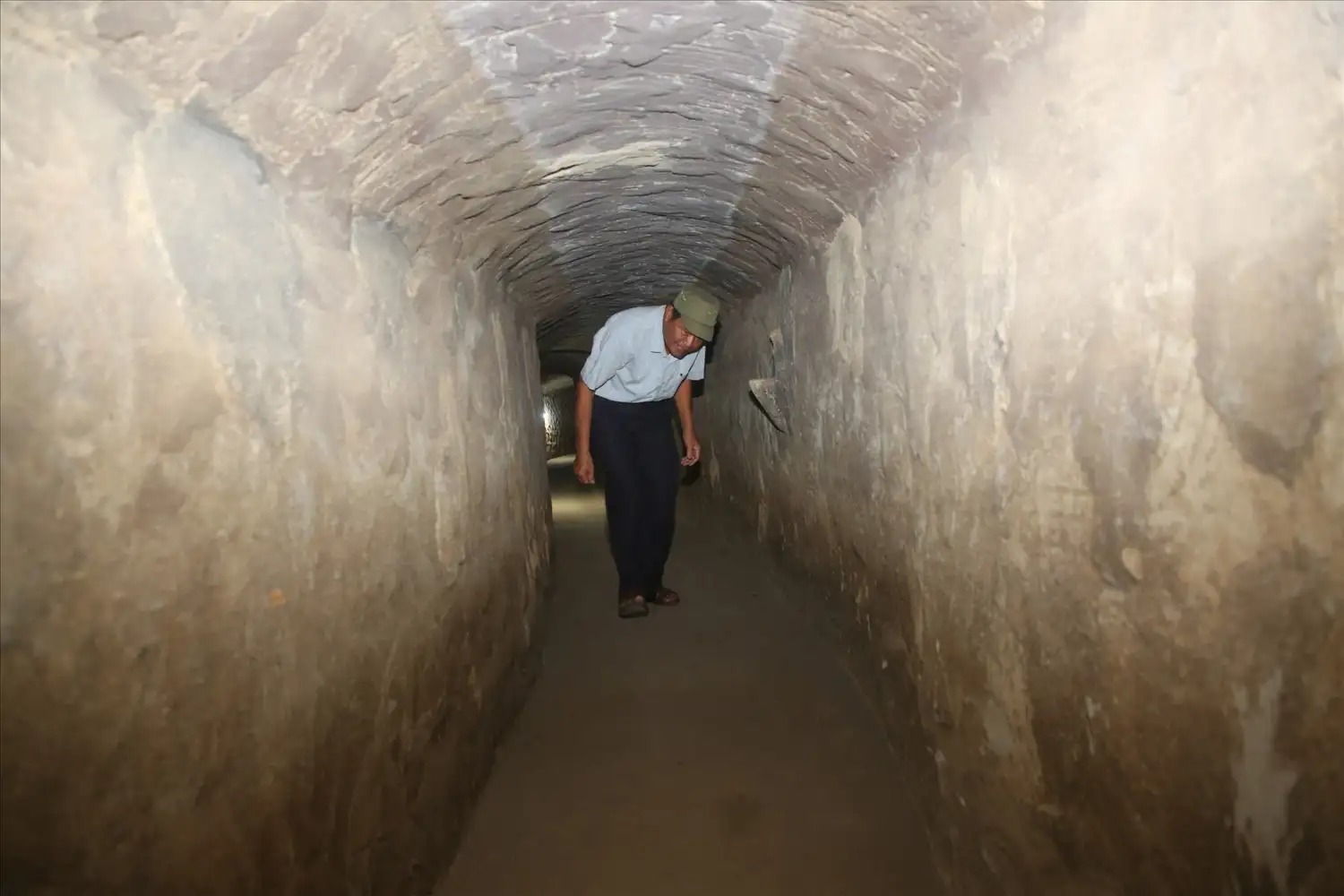 You have to bend to be able to move in those corridors (Source: Baodantoc.vn)