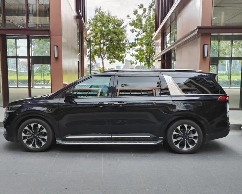 Hiring a private car with a driver or renting a self-drive car: Which one is better?