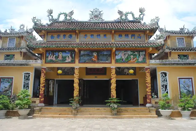 Van Duc Pagoda (source: Flickr)