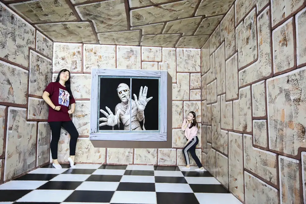 Tourists pose with a mummy painting at 3D museum art in paradise DaNang (Source: Art in Paradise Da Nang)