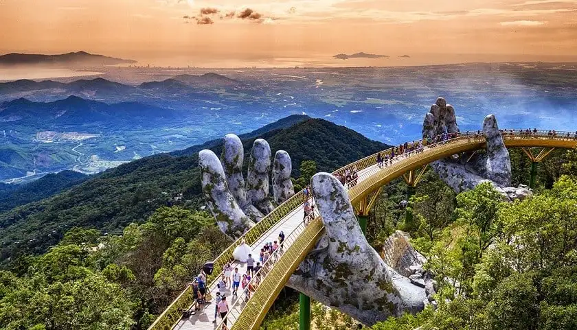 The giant stone hands lift the Golden Bridge in Ba Na Hills (Source: Vietnam.vn)