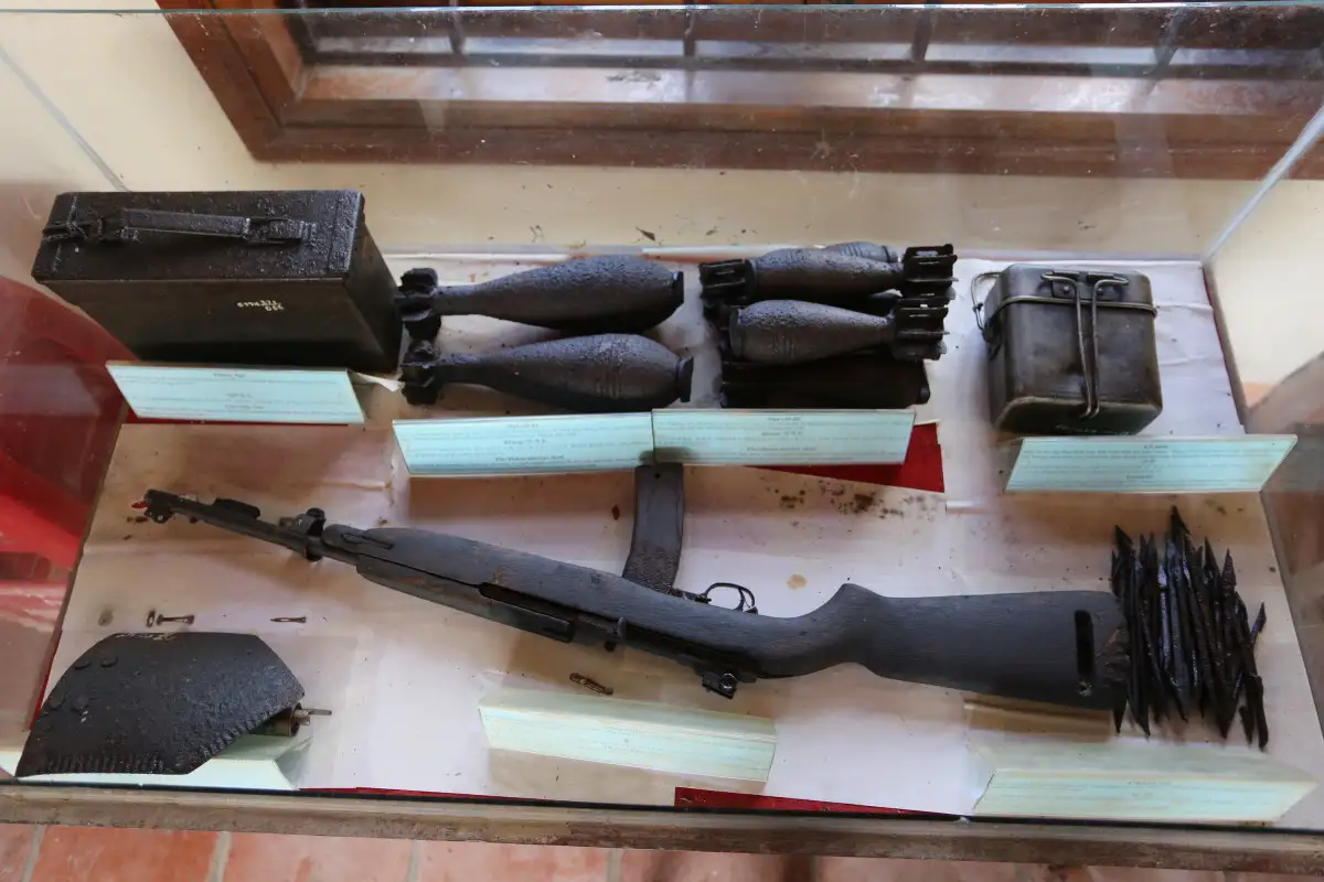 Artifacts are displayed in the the Ky Anh Tunnels’ exhibition house (Source: iVIVU.com)