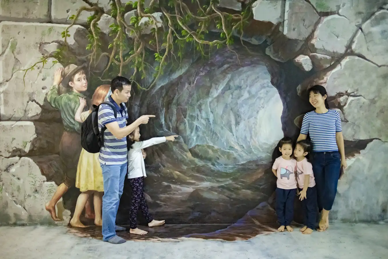 Family enjoying interactive with 3D artwork (Source: Art in Paradise Da Nang) 