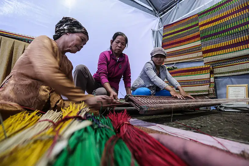 Watch the mat-weaving process step by step