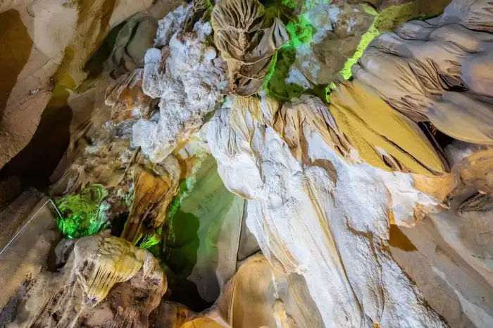 Exploring the mysterious caves (source: Quang Nam tourism association)