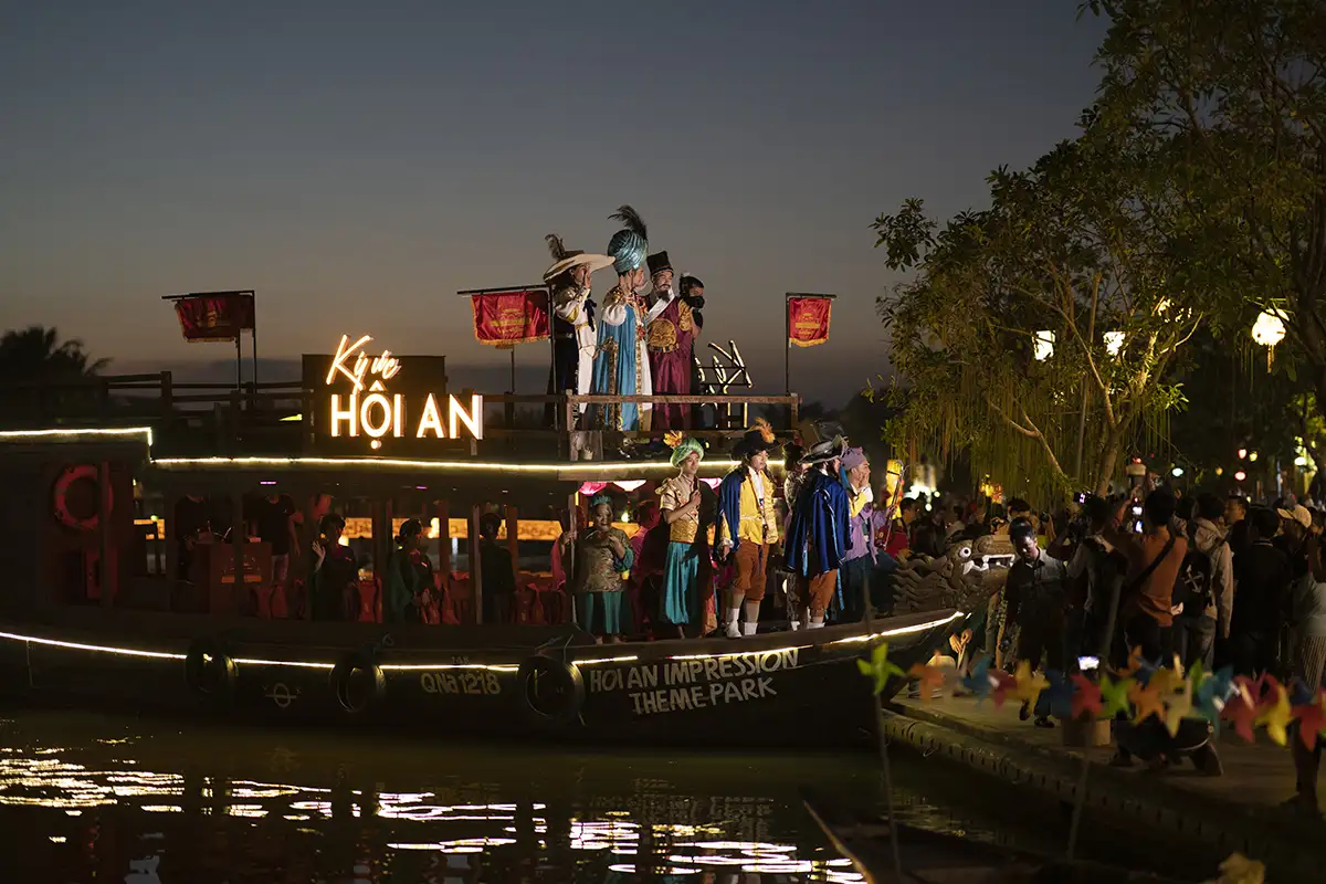 The park provides free boat transfers to the island (source: Ky uc Hoi An)