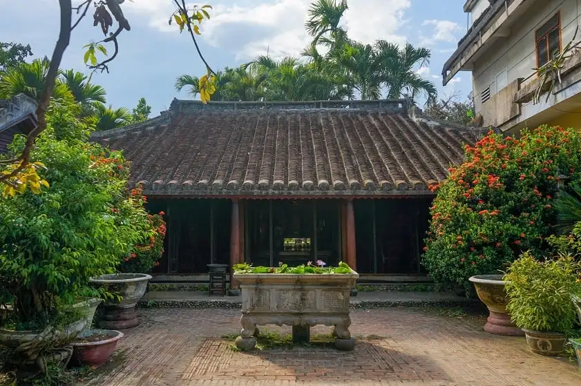 Visit the Tich Thien Duong Old House