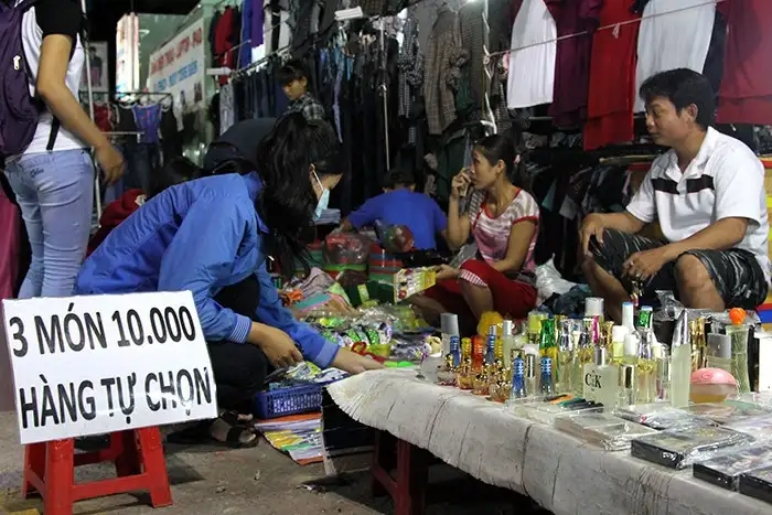 Le Duan night market: The budget fashion haunt