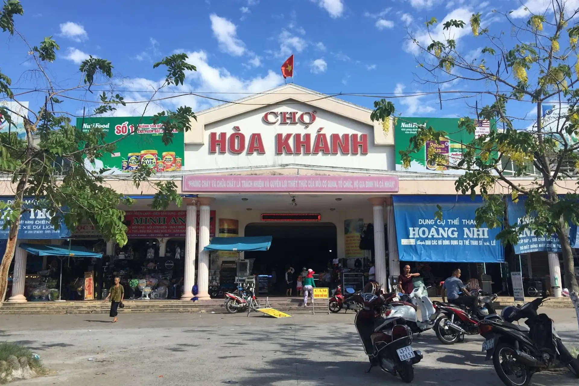 Hoa Khanh night market: The ultimate student hub (Food & Fashion)