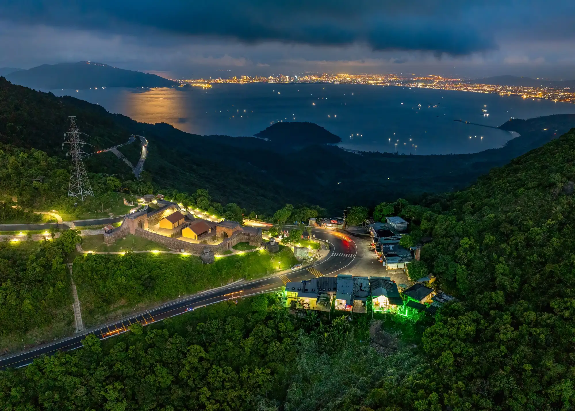 Travel experiences at Hai Van Gate