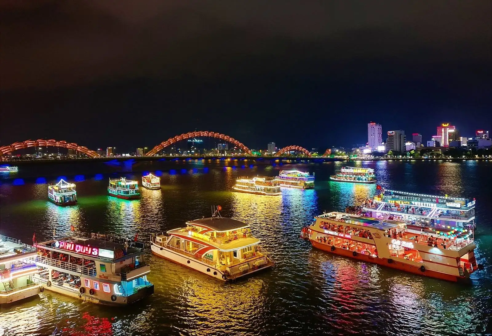Experience a cruise on the Han River in the sparkling city (source: Traveloka)