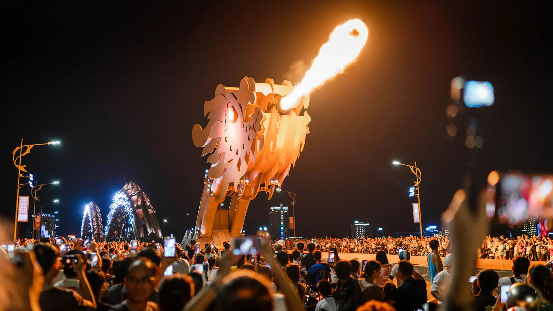 Dragon Bridge breathes fire and water - the pride of Da Nang people ( Danangfantasticity)