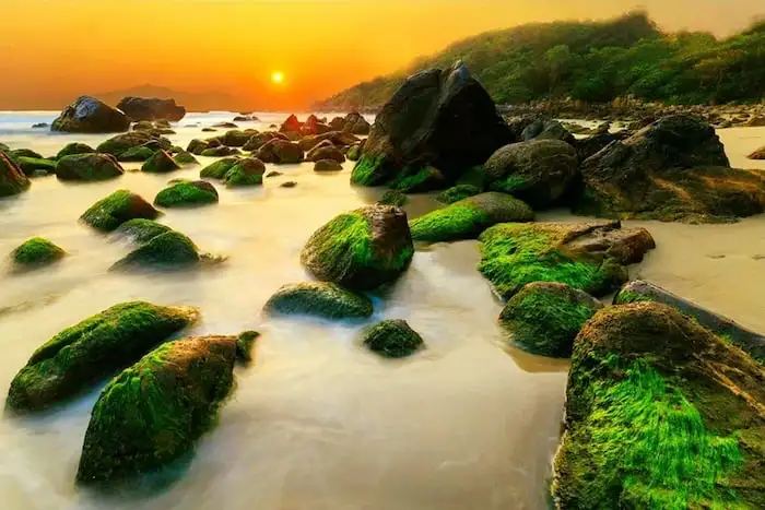 Watch the sunset paint the reef in golden hues (source: You in Danang)