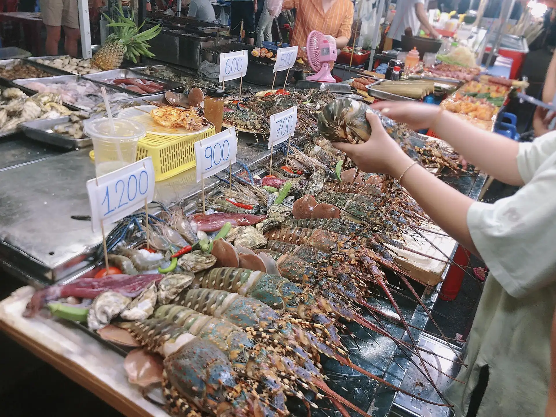 Fresh seafoods at Son Tra night market (Source: Danangfantasticity) 