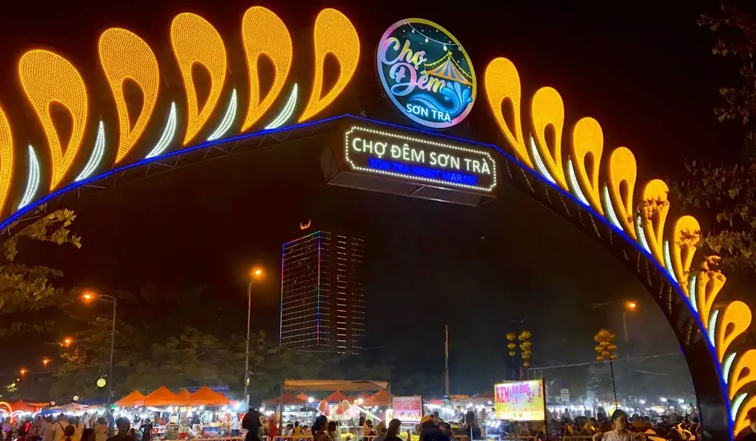 A complete guide to Son Tra night market: What to eat, buy & experience