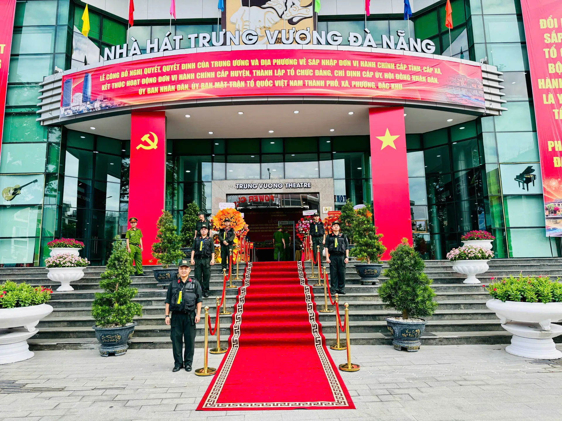 The main entrance (source: Trung Vuong Theatre)
