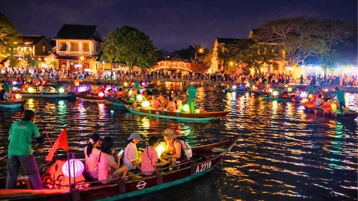 Crowds fill Hoi An Ancient Town around the Hoai River during Tet (Source: Bao Dai Doan Ket)