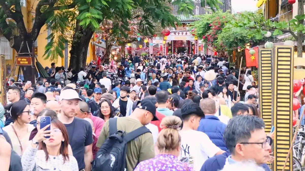 The main streets of the Old Quarter are packed with locals and tourists (Source: Bao Thanh Nien)