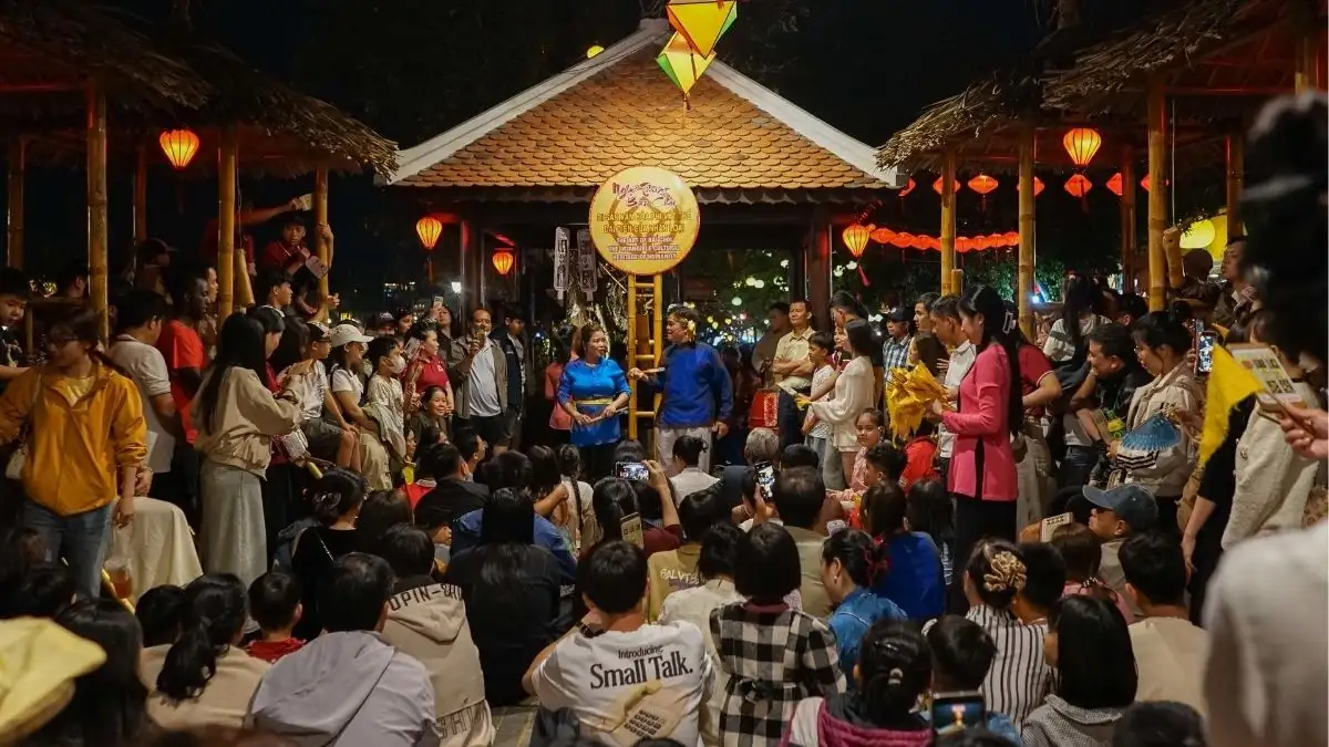Bai Choi performers entertaining an audience in Hoi An during Tet (Source: Bao Da Nang)